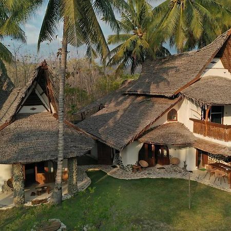 Beach-Front Sumbawa Surf House Lemonga Extérieur photo