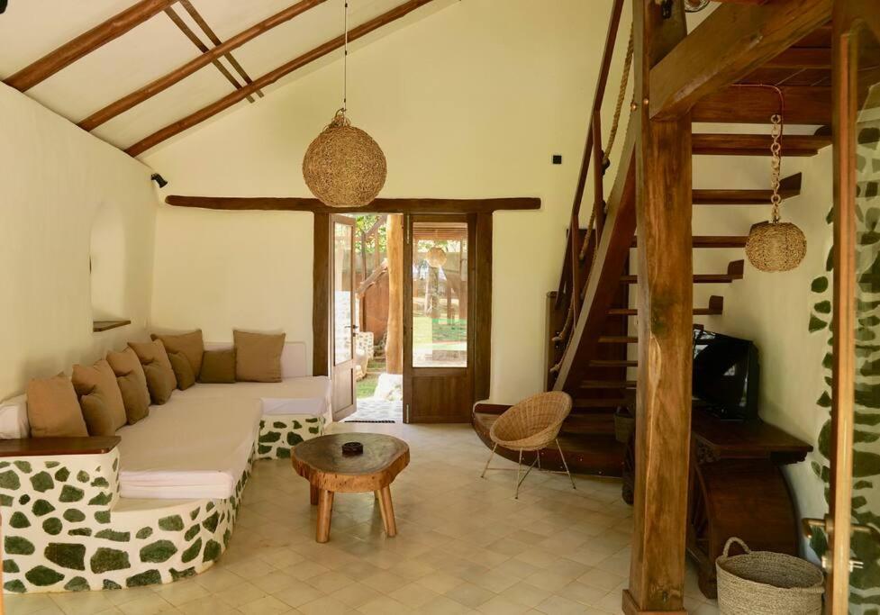 Beach-Front Sumbawa Surf House Lemonga Extérieur photo