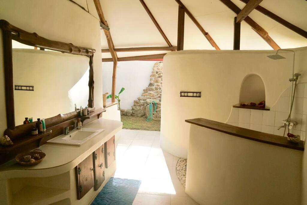 Beach-Front Sumbawa Surf House Lemonga Extérieur photo