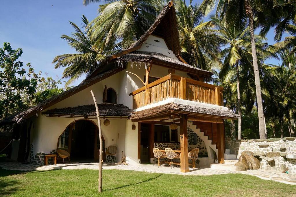 Beach-Front Sumbawa Surf House Lemonga Extérieur photo