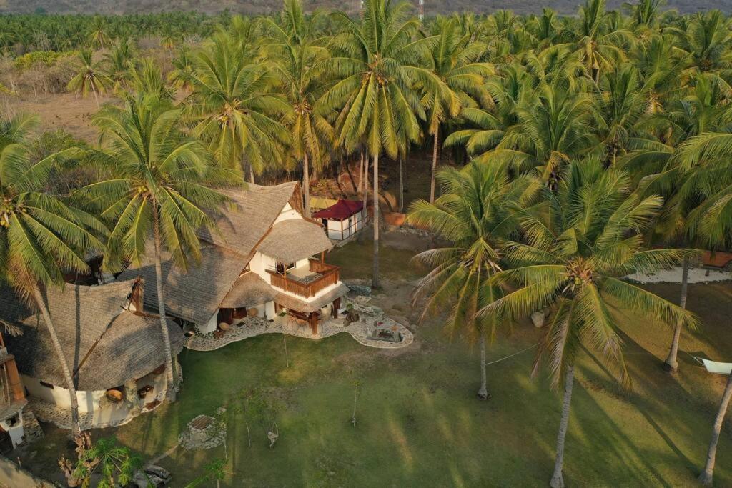 Beach-Front Sumbawa Surf House Lemonga Extérieur photo