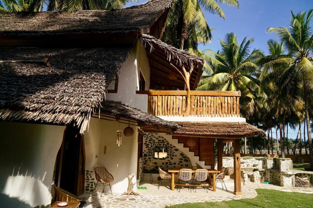 Beach-Front Sumbawa Surf House Lemonga Extérieur photo