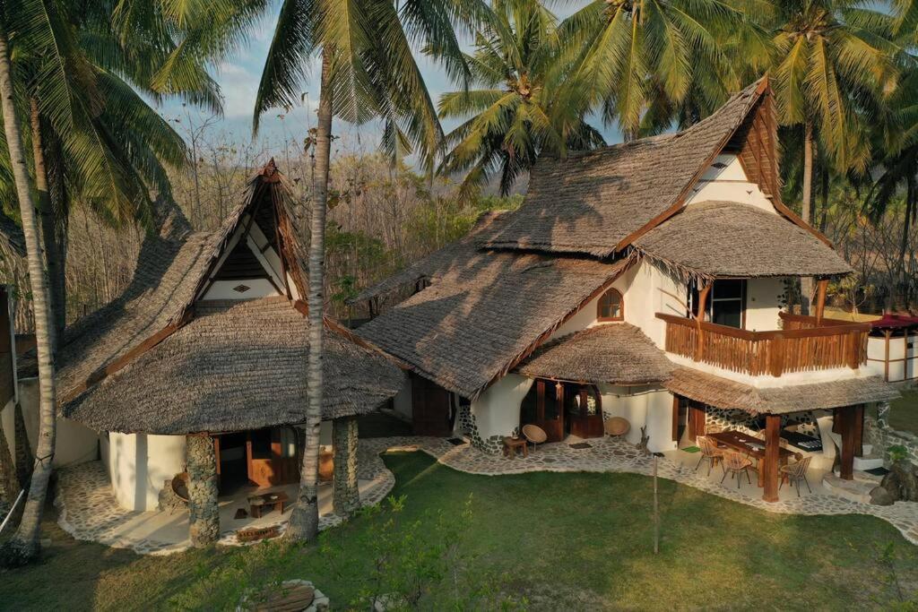 Beach-Front Sumbawa Surf House Lemonga Extérieur photo